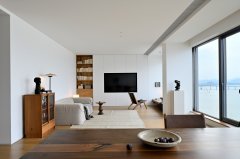 「原木暖调+极简白墙」的自然系松弛风